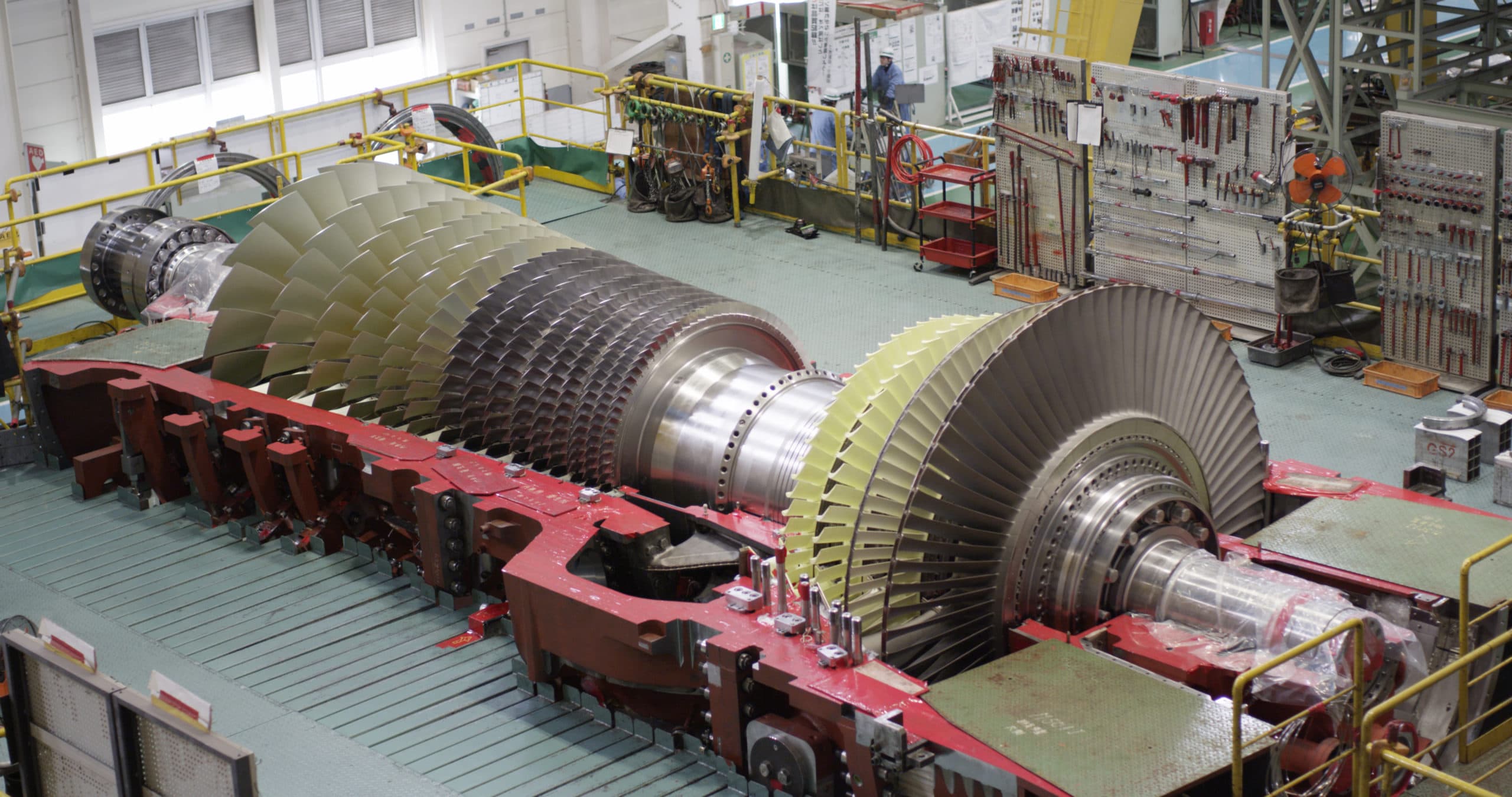 Turbine à gaz GE Energy — rotor en atelier d'assemblage
